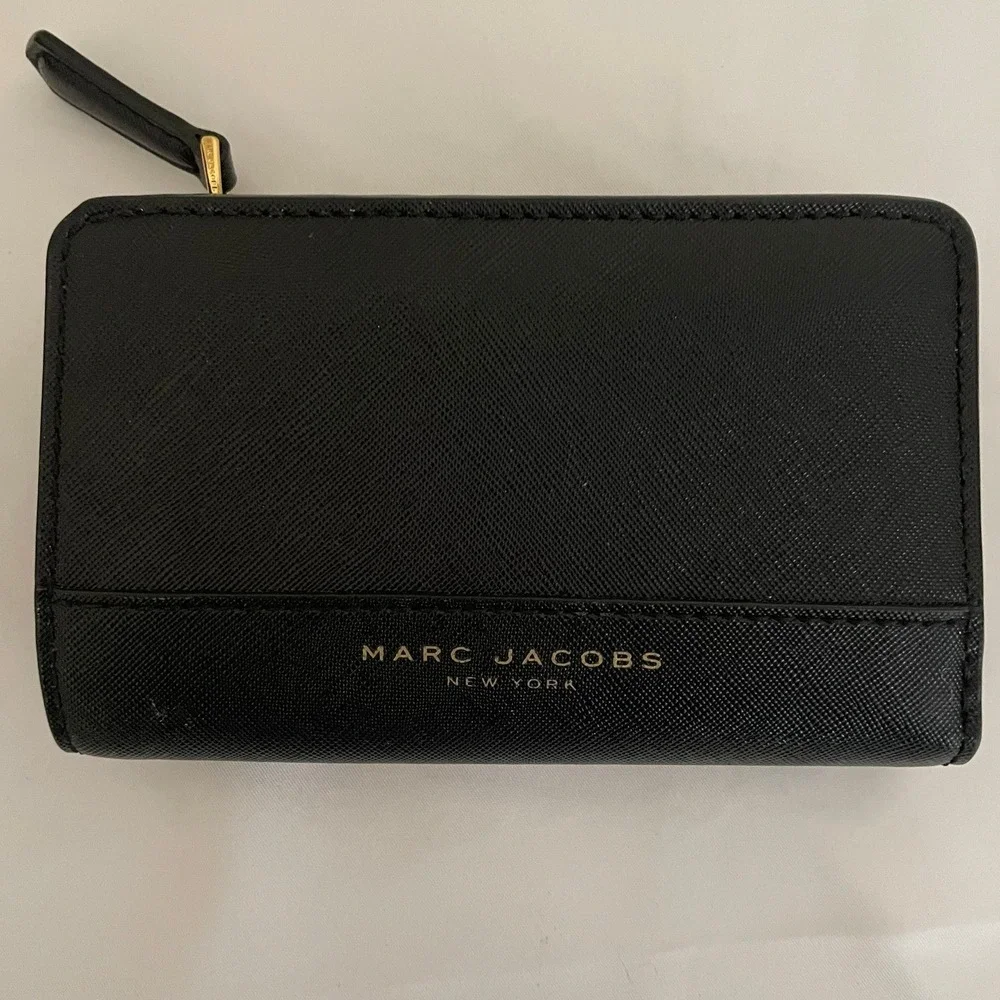 Marc Jacobs Black Saffiano Leather Bifold Wallet Gold Logo Zip‎ Coin Pocket#650